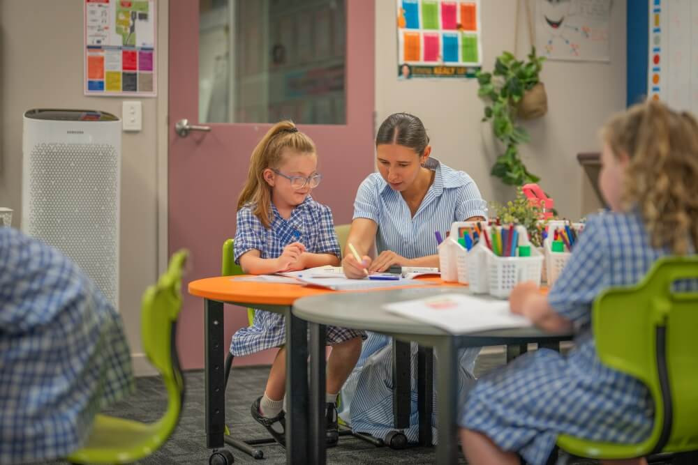 stjohns-students-and-teacher-working-on-some-worksheets-together-stjohns-lutheran-primary-school-portland_1000px.jpg