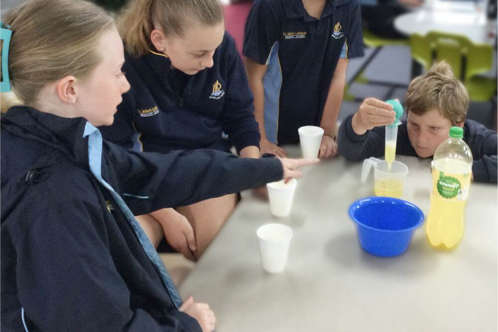 stjohns-students-doing-a-science-experiment-at-music-stjohns-lutheran-primary-school-portland_1000px.jpg
